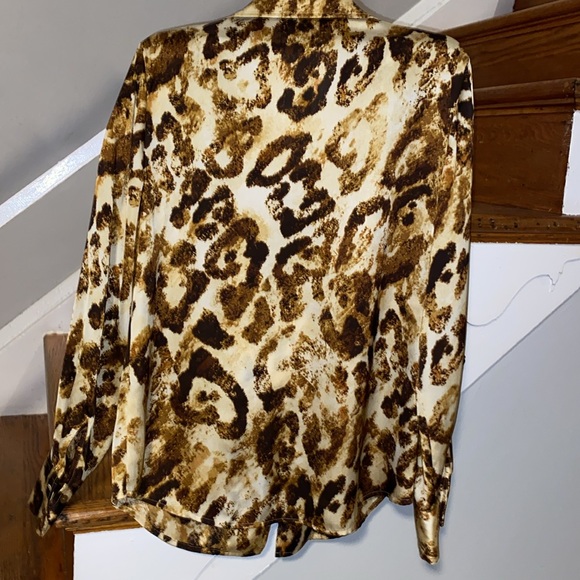 Jones New York signature silk button- down shirt. Animal print size M - Picture 4 of 6
